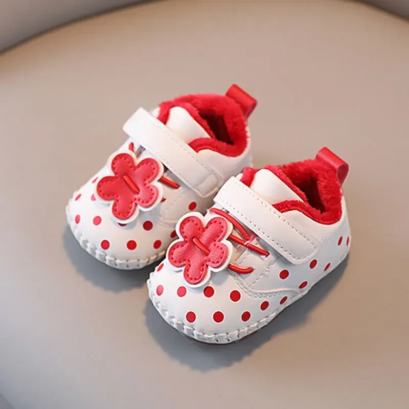 

2025 Winter New Baby Girls Walking Shoes Sweet Polka Dot Kids Casual Princess Shoes Cute Flowers Girls Flat Shoes Suede Warm