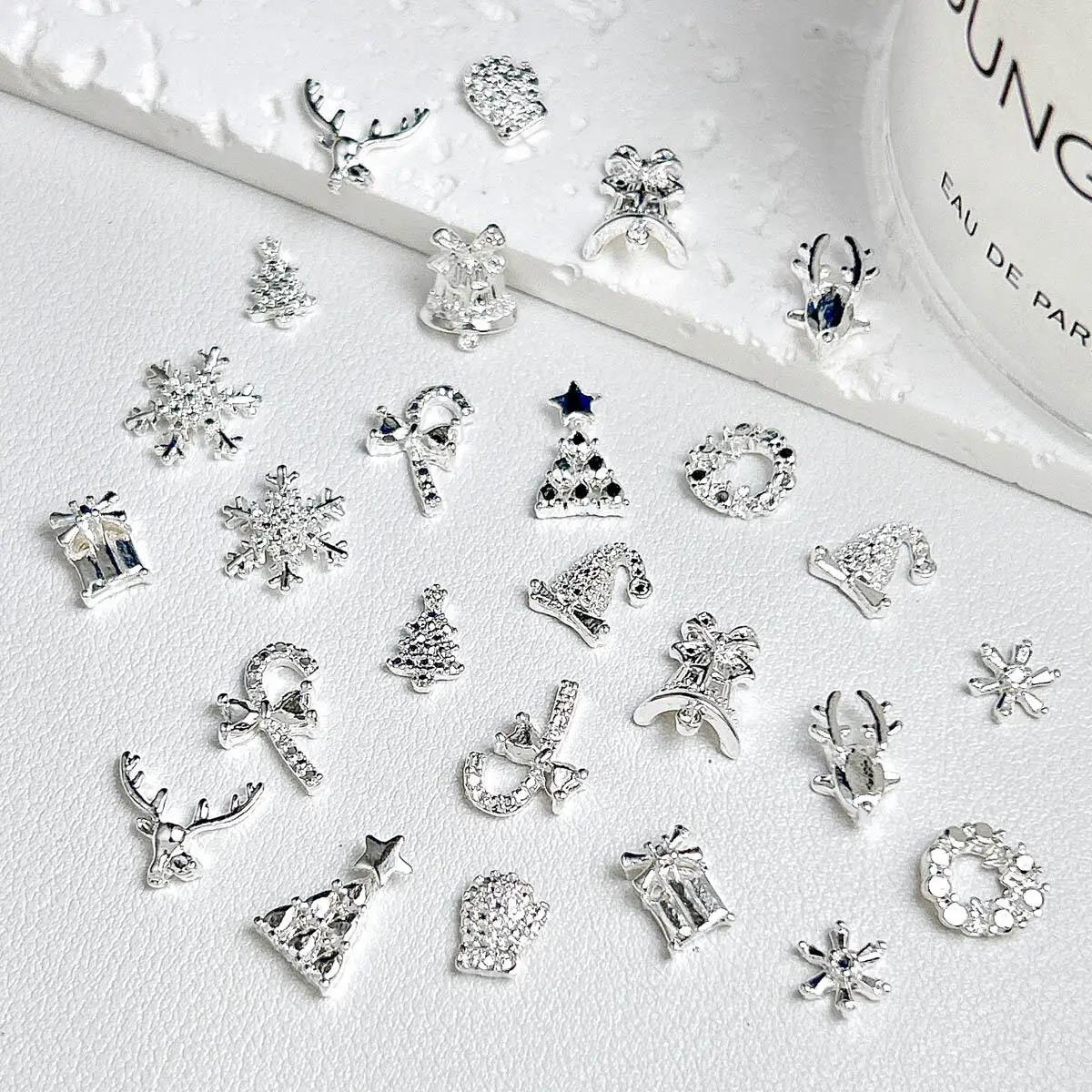 

Random Mixed Silver Alloy Christmas Series Nail Charms Reindeer Wreath Bells Snowflakes Nail Art Decoration Manicure DIY Parts
