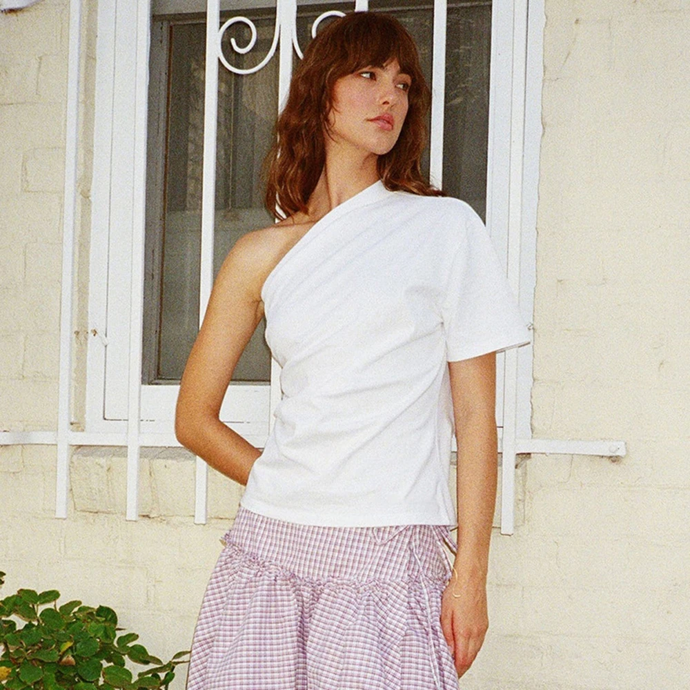 صيف 2025 المرأة مثير تنوعا بلون واحد الكتف سترة غير رسمية تي شيرت قمة الموضة مريحة الإناث الشارع الشهير