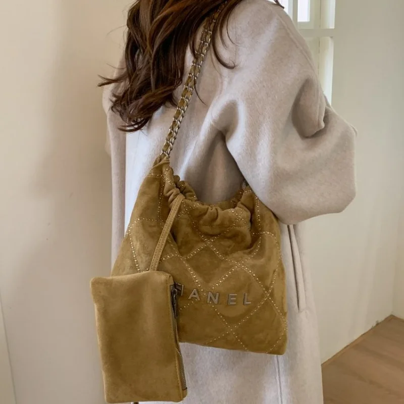 กระเป๋าถือสตรีทำจากหนังลายดาว โดดเด่นด้วยลุคโอสโลที่ทันสมัย น้ำหนักเบา นุ่มสบาย ใช้ได้ทุกวัน ​