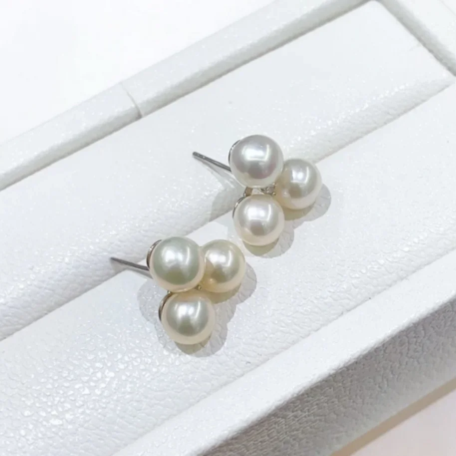 

СЕРЬГИ С БЕЛЫМ ЖЕМЧУГОМ ЮЖНОГО МОРЯ И 3 ШТ. ЖЕМЧУГА