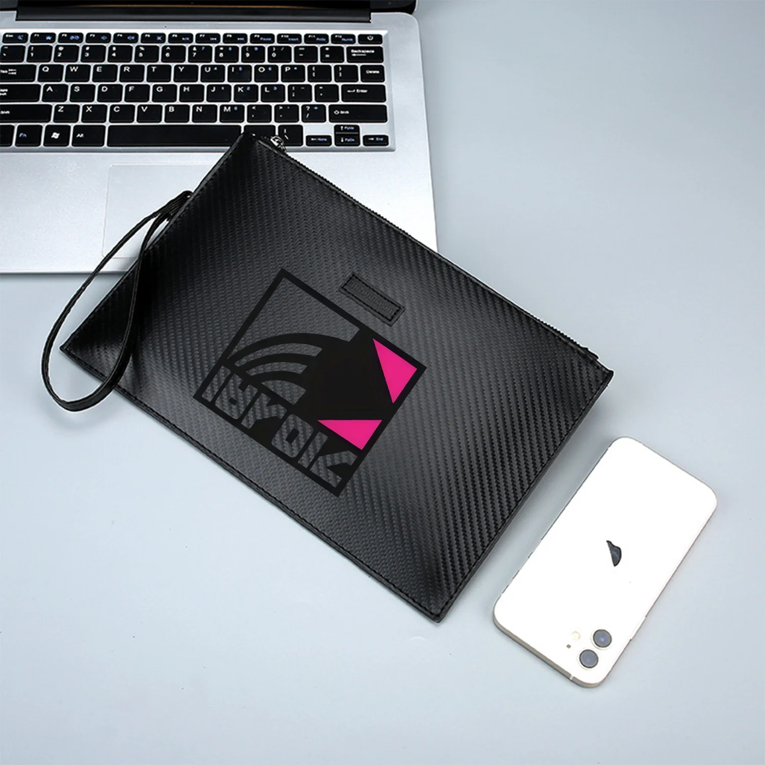 تصميم هندسي مع خطوط وحقيبة يد رجالية من البولي يوريثان مطبوعة أنيقة باللون الوردي، عصرية وعملية للحمل اليومي