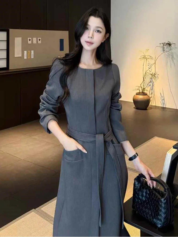 เสื้อเบลเซอร์ทรงยาวปานกลาง คอวี ผูกเชือก แต่งลูกไม้ สำหรับผู้หญิง คอลเลคชั่นฤดูใบไม้ผลิ/ฤดูใบไม้ร่วง ปี 2025 สีพื้น เรียบหรู สไตล์สาวออฟฟิศ