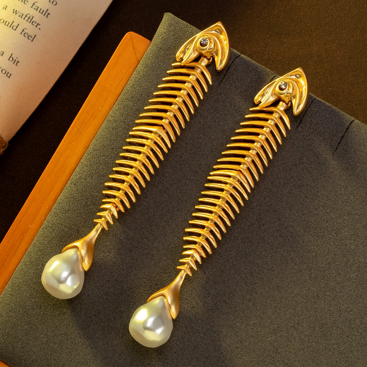 1 Pair of Vintage Exaggerated Gold Fishbone Faux Pearl Pendant Earrings, Fashionable and Unique, Suitable for Women to Wear Daily or at Parties, Perfect as a Gift