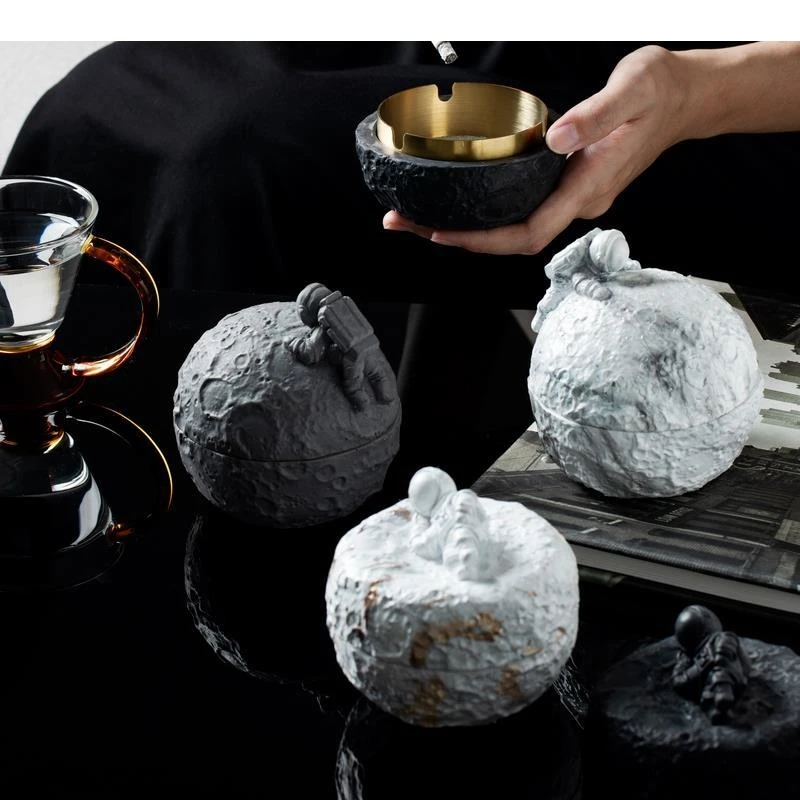 

Astronaut Moon Ashtray Anti-ash Stainless Steel Cement with Cover Home Space Planet Ash Storage Decoration