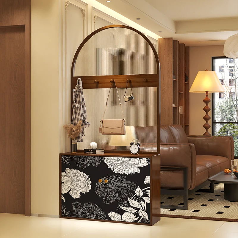 

Entering the door, the entrance cabinet is opposite the door, hanging hangers, art glass lockers, household shoe cabinets
