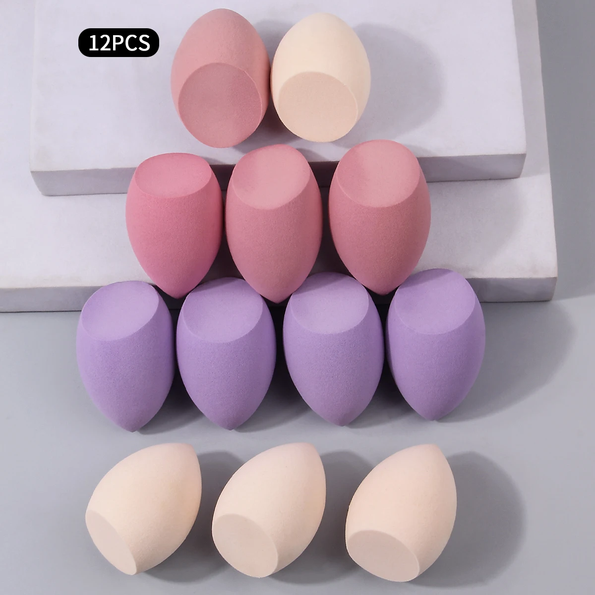 12개의 습식 및 건식 메이크업 스펀지는 부드럽고 가볍고 손에 쥐기 쉽습니다. 젖으면 크고 휴대성이 좋습니다.