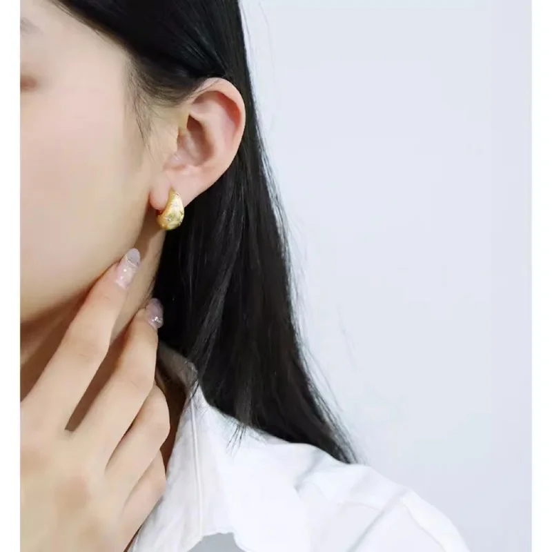 French retro eight -mangxing water drops of vermiculite earrings Light luxury high -level high -level and simple fashion ear buc