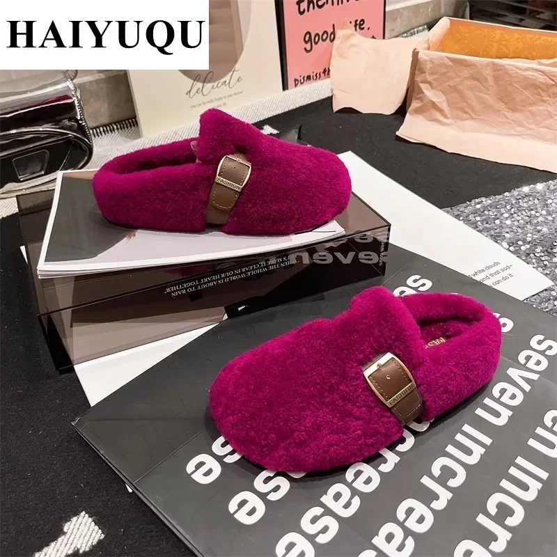 Zapatillas planas cálidas de piel para Mujer, zapatos de algodón para el hogar, chanclas acogedoras, mulas de felpa, toboganes casuales de tendencia para Mujer, invierno, nuevo, 2025