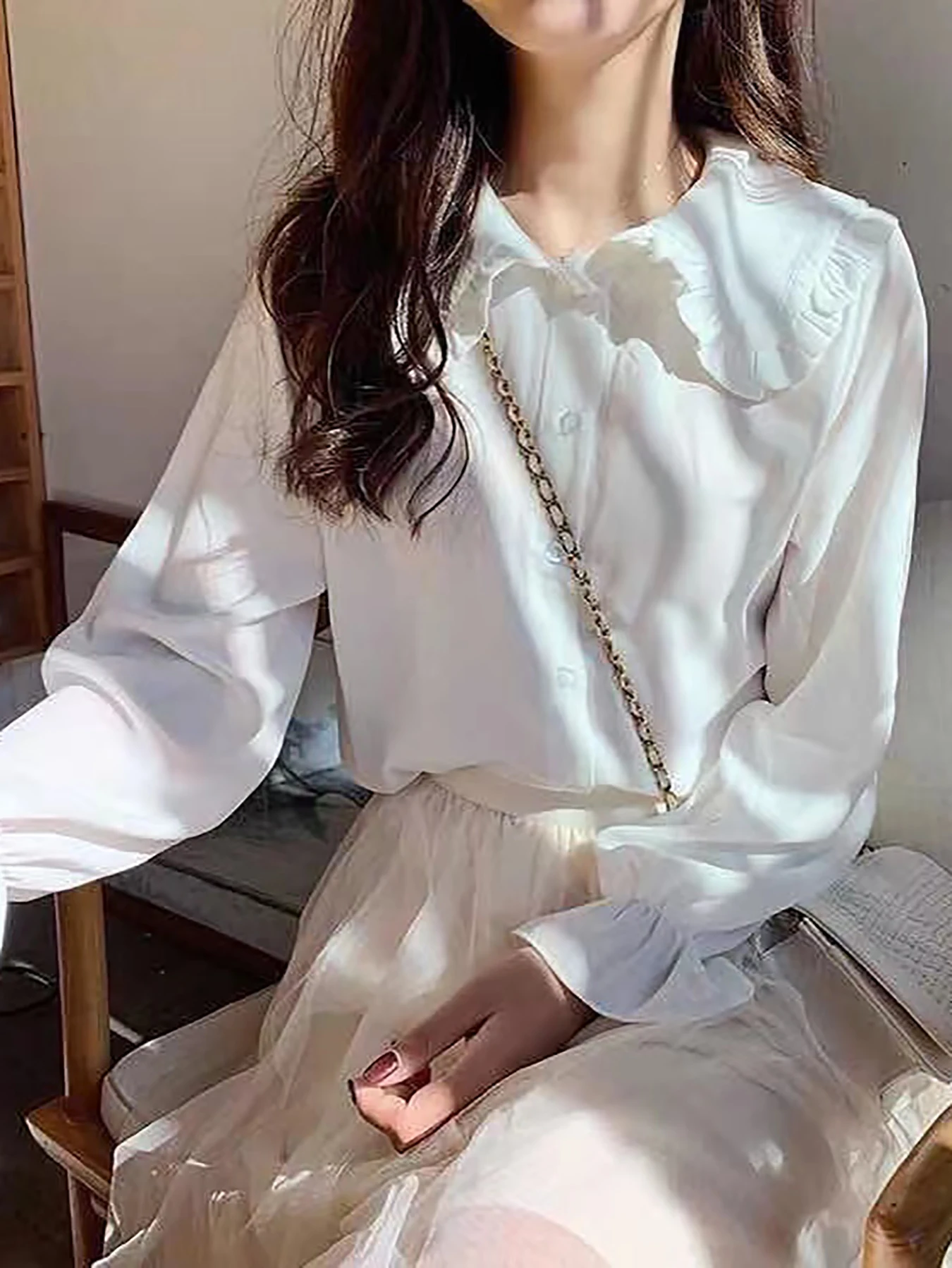 

Women's white long-sleeved shirt with a Peter Pan collar and a frilly design for petite figures