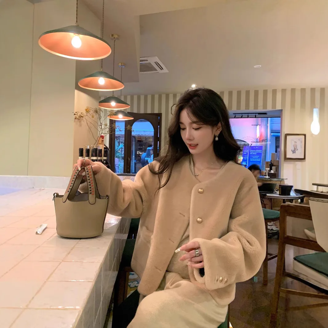 2024年冬用ショートプラッシュシープスキンレディースコートファージャケット一体型レザー＆ファーベスト長袖ラウンドカラーボタンディテール