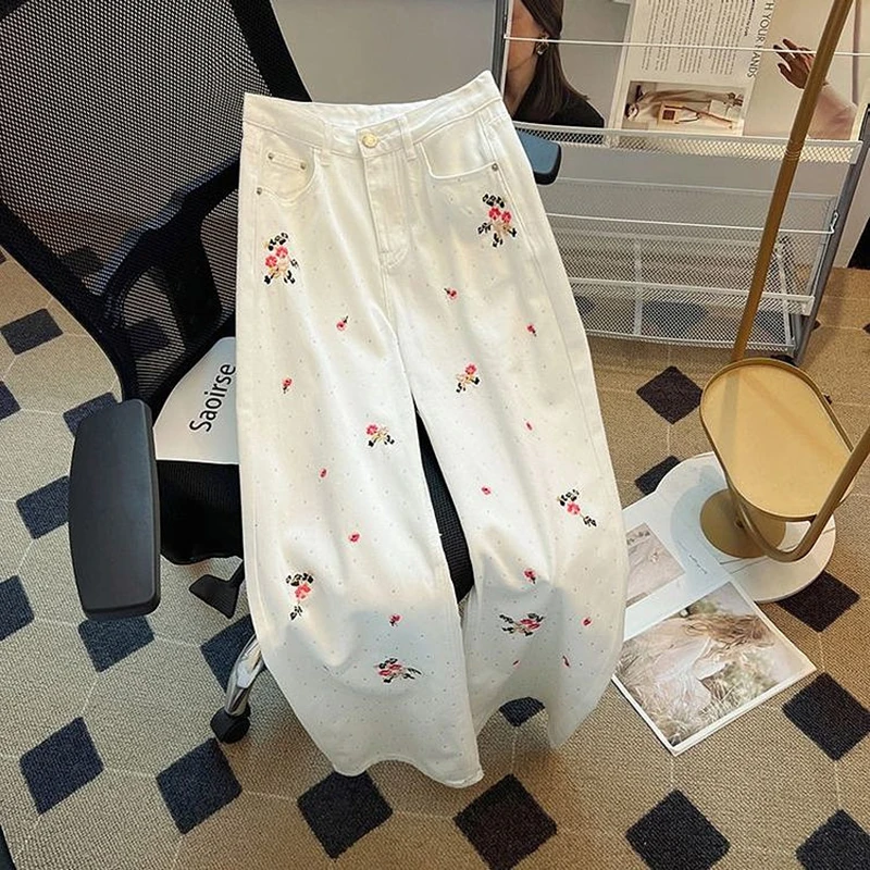 

Женские джинсы с горячей фиксацией стразами, европейский стиль 2026, летние, новые, с вышивкой цветов, белые брюки, прямые широкие штаны на молнии