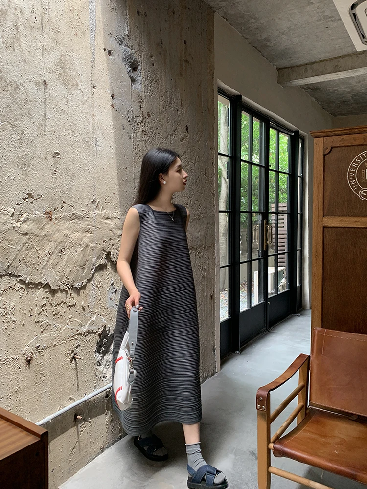 Miyake Plissierte Damenkleider Lose Übergröße Hochwertige Eleganz Ärmellos Mittellanger Rock Frühling 2025 Neu – Detail 23