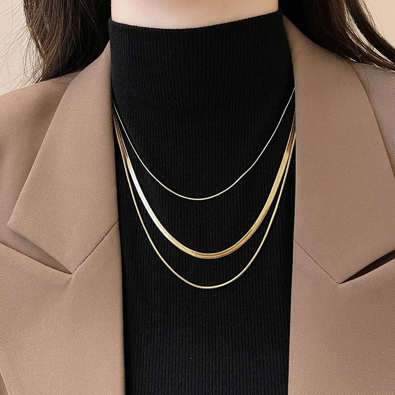 Edelstahl-Halskette in Goldfarbe mit mehrschichtiger Schlangenkette, nicht ausbleichender Schmuck für Frauen, sexy Schlüsselbeinkette-Accessoire – Detail 7