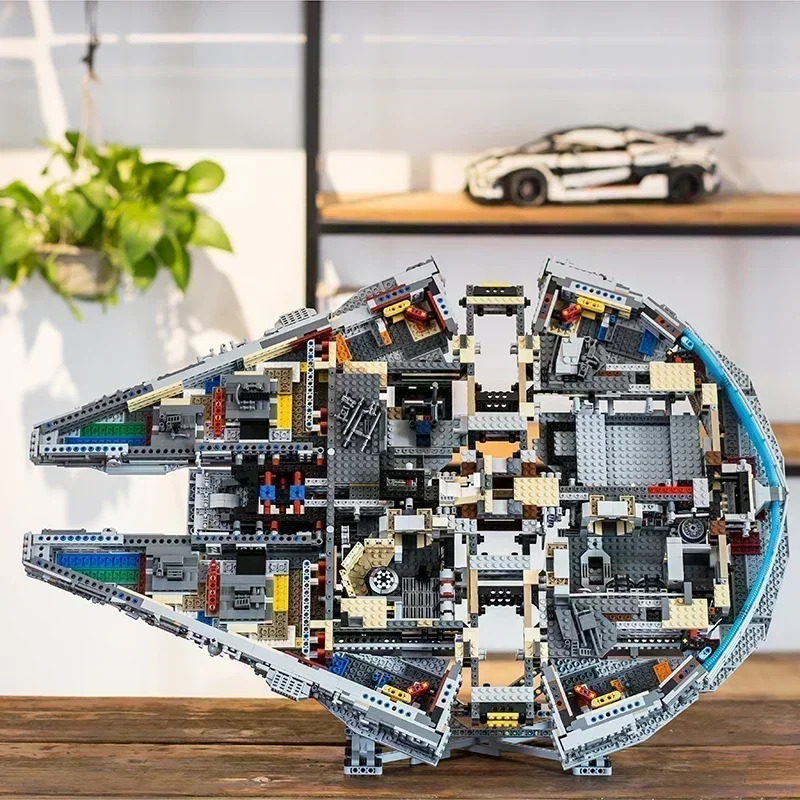 

Набор строительных блоков Millennium Falcon с подставкой, совместимый с кирпичами Star Bricks 05132, идеальный подарок на Рождество или день рождения