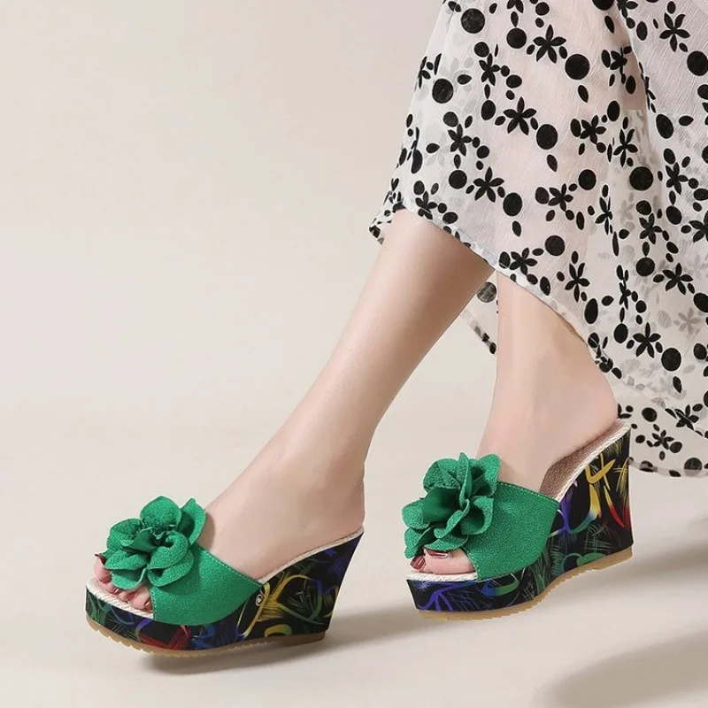 2026 Neue Damen-Plateau-Pantoletten Sommer Strand Keilsandalen Modische Blumen Damen Casual High Heel Pantoletten