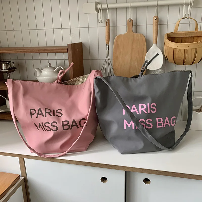 Fotografia 4: Uma bolsa crossbody multicolorida para primavera e verão, uma bolsa para compras, uma bolsa de ombro de grande capacidade para deslocamento