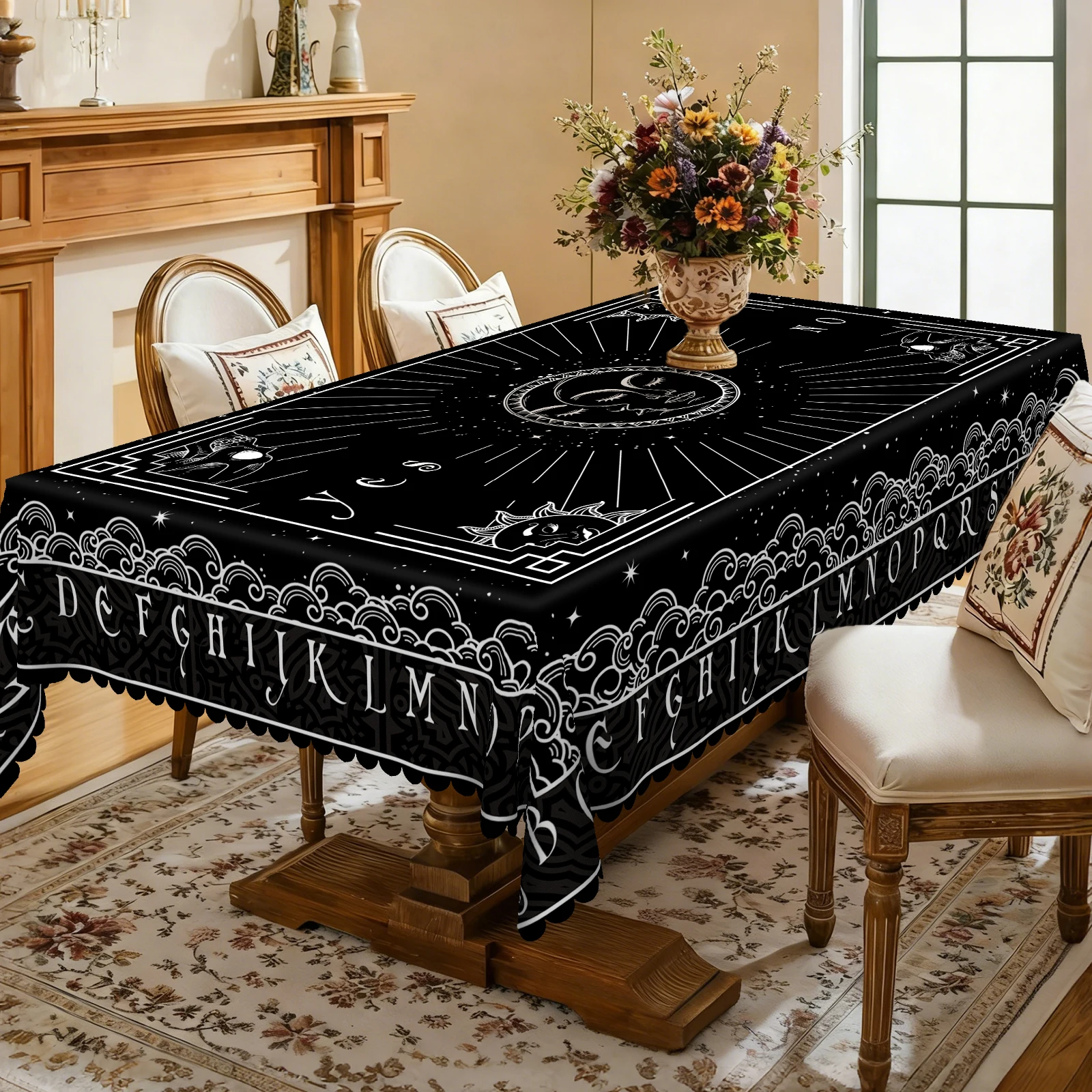 Классическая полиэстеровая скатерть с изображением карты Таро, схема черно-белого цвета, с 26-цветными буквами вокруг краев, принтами солнца и черепа, с тиснением краев, водонепроницаемая, устойчивая к морщинам, подходит для прямоугольных и круглых обеденных столов, подходит для гостиной, обеденного стола, обеденного стола на балкона, праздничного стола, праздничного стола, праздничного стола, летового стола, украшение на свежем вечеринке, украшение на свежем воздухе, летового столешни