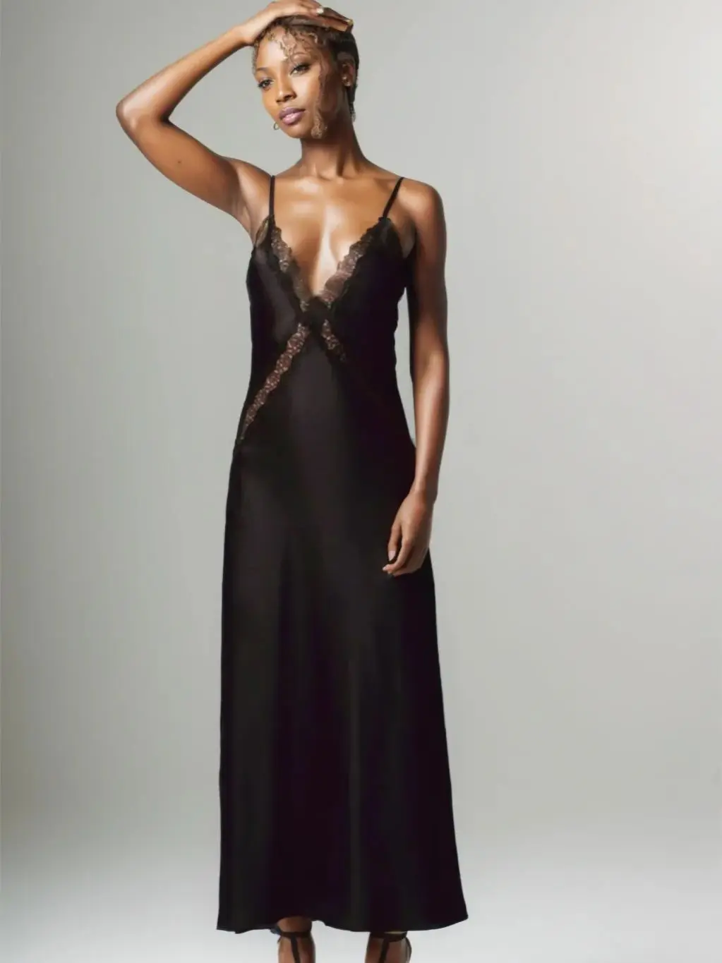 ชุดเดรสสายเดี่ยวผ้าซาตินไหมลูกไม้สไตล์ยุโรปสำหรับผู้หญิงปี 2026 ดีไซน์หรูหรา วินเทจ เซ็กซี่ เปิดหลัง ยาว เหมาะสำหรับงานเลี้ยงตอนเย็น