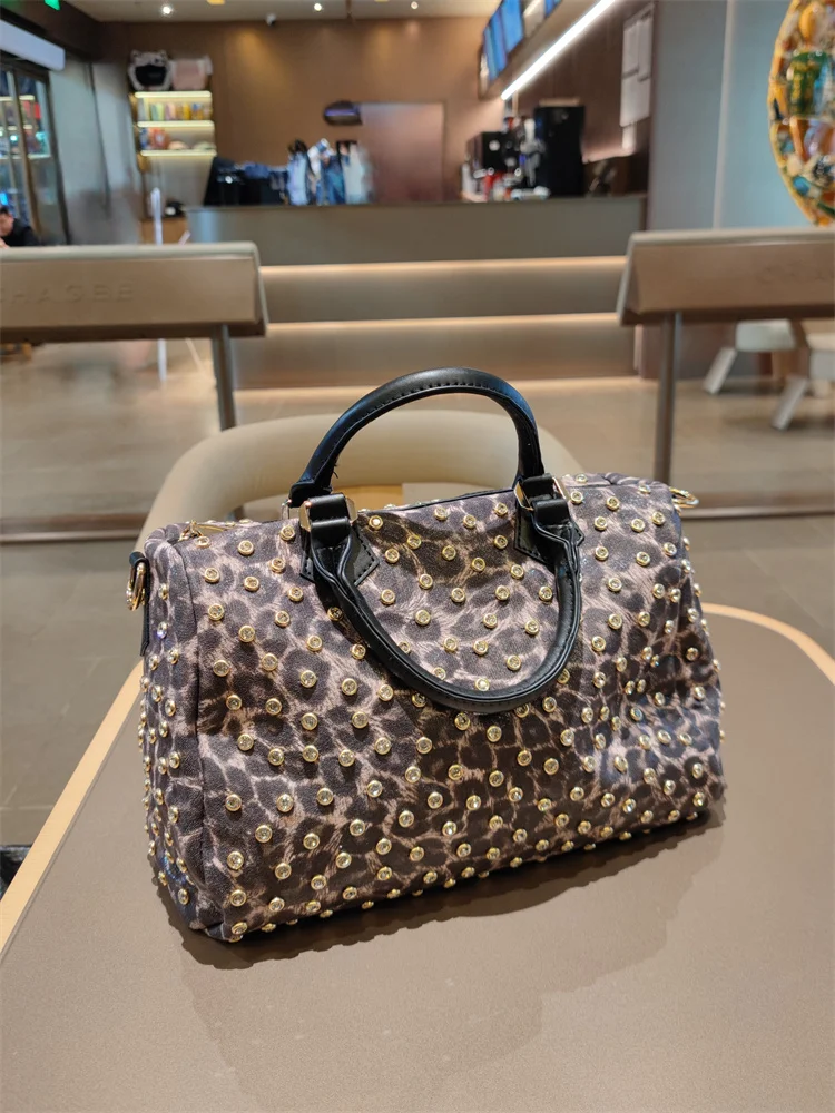 

2025 Fashion Trend Large Capacity Casual Soft Leather Pillow Women Bag Rivet Leather Handbag Messenger Bag Shoulder Bag
