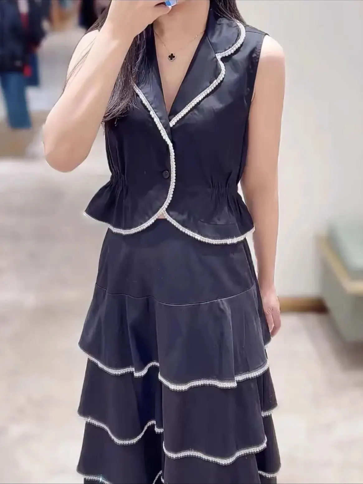 

Весенне-летний женский комплект: жилет с жемчужной отделкой и отложным воротником без рукавов + элегантная многослойная юбка макси с высокой талией