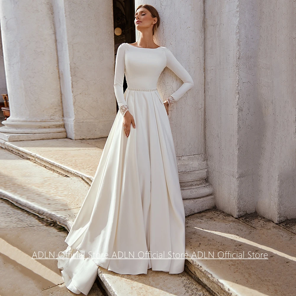 Customized Wedding Dress Classic Design Scoop Neck Long Sleeves Beading Lace Applique Illusion Back Sweep Train Bride Gown