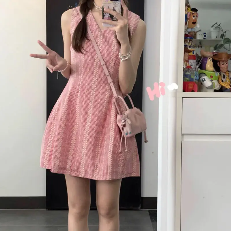 ​ ​ Petite robe d'été smockée rose, mini robe sans manches avec décolleté en cœur, robe courte d'été fluide, 2025 ​ ​