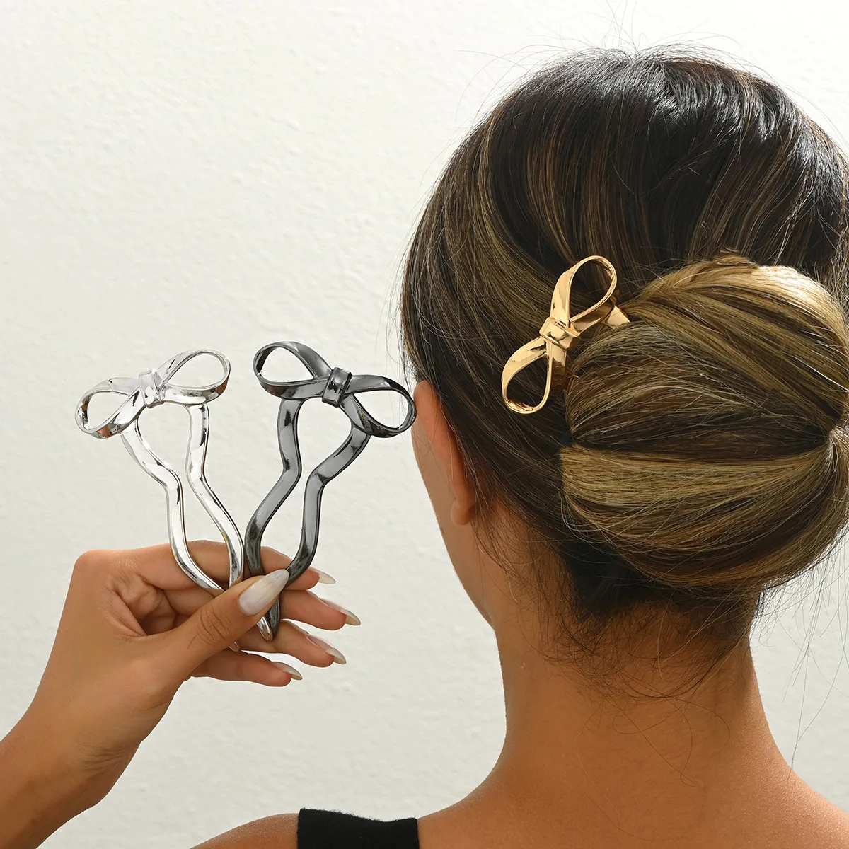 Pince à cheveux élégante avec nœud doré, support minimaliste en épingle à cheveux en métal, bâton à cheveux en forme de U de Style français pour femmes
