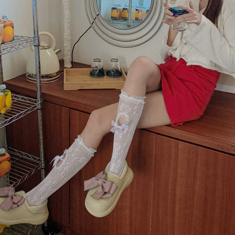 

JKШкардовые носки до середины икры с кружевной сеткой и цветочным принтом спереди, с бантом и рюшами из органзы.