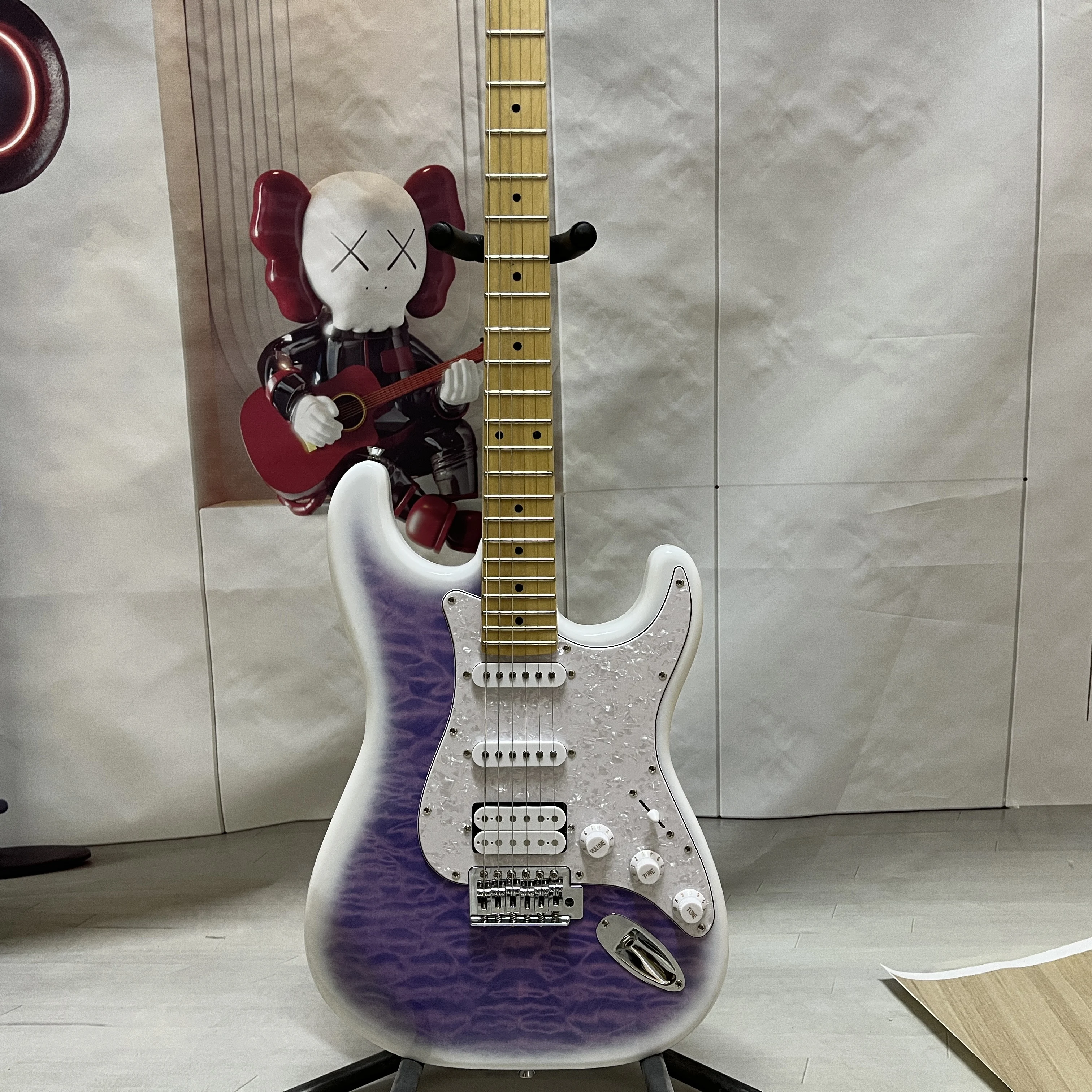 جيتار كهربائي ST، أجهزة كروم، لوحة أصابع خشب القيقب، جسم الزيزفون، التقاطات SSH، 6 أوتار