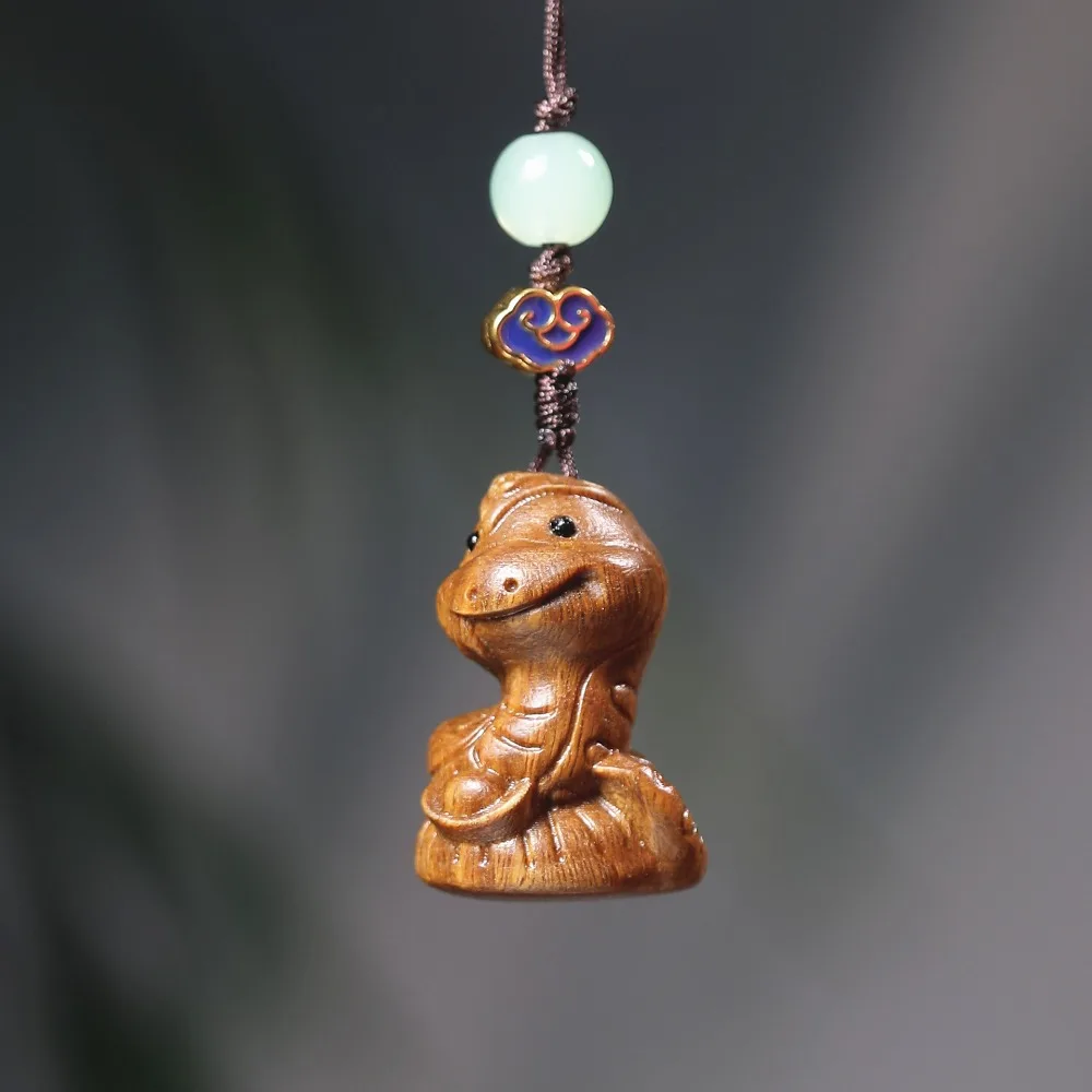 Mini bonecas de cobra do zodíaco dos desenhos animados bonito auspicioso ano novo esculpido pingente telefone corrente contas verde sândalo ornamento casal