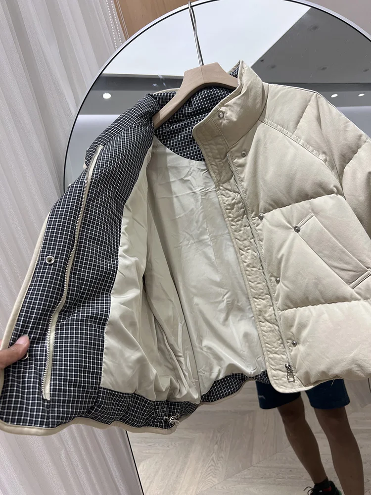 سترة بياقة واقفة للنساء 2025 النسخة الكورية الجديدة نمط قصير متقلب الربط الخبز الأبيض بطة أسفل سترة
