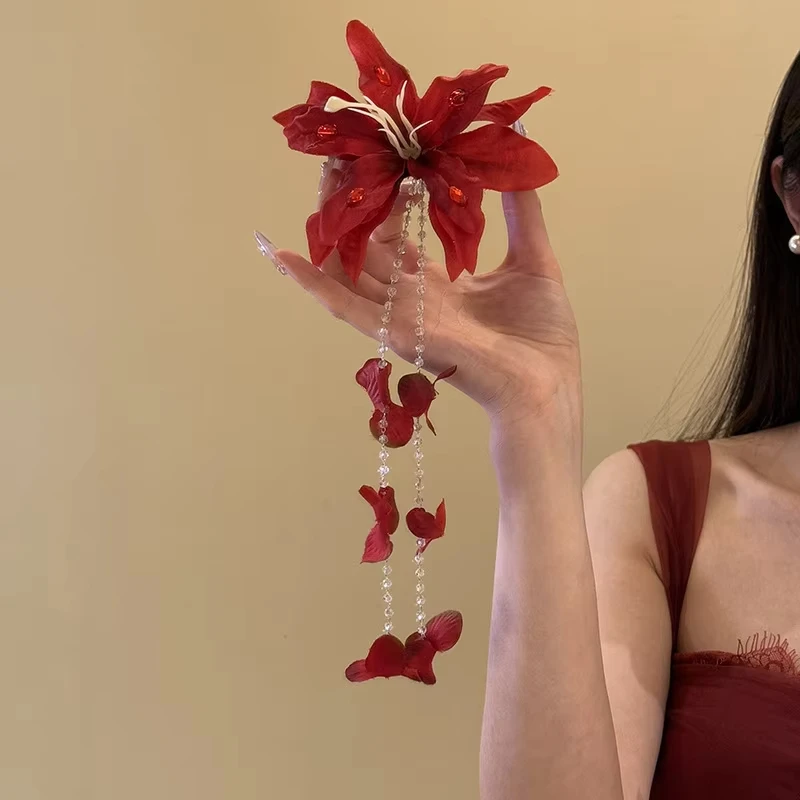Nuevas Horquillas para el Cabello con Flor de Lycoris Radiata Roja para Mujer, Pinzas para el Cabello con Borlas de Cristal, Pinza de Tiburón Romántica, Accesorios para Fiestas y Banquetes
