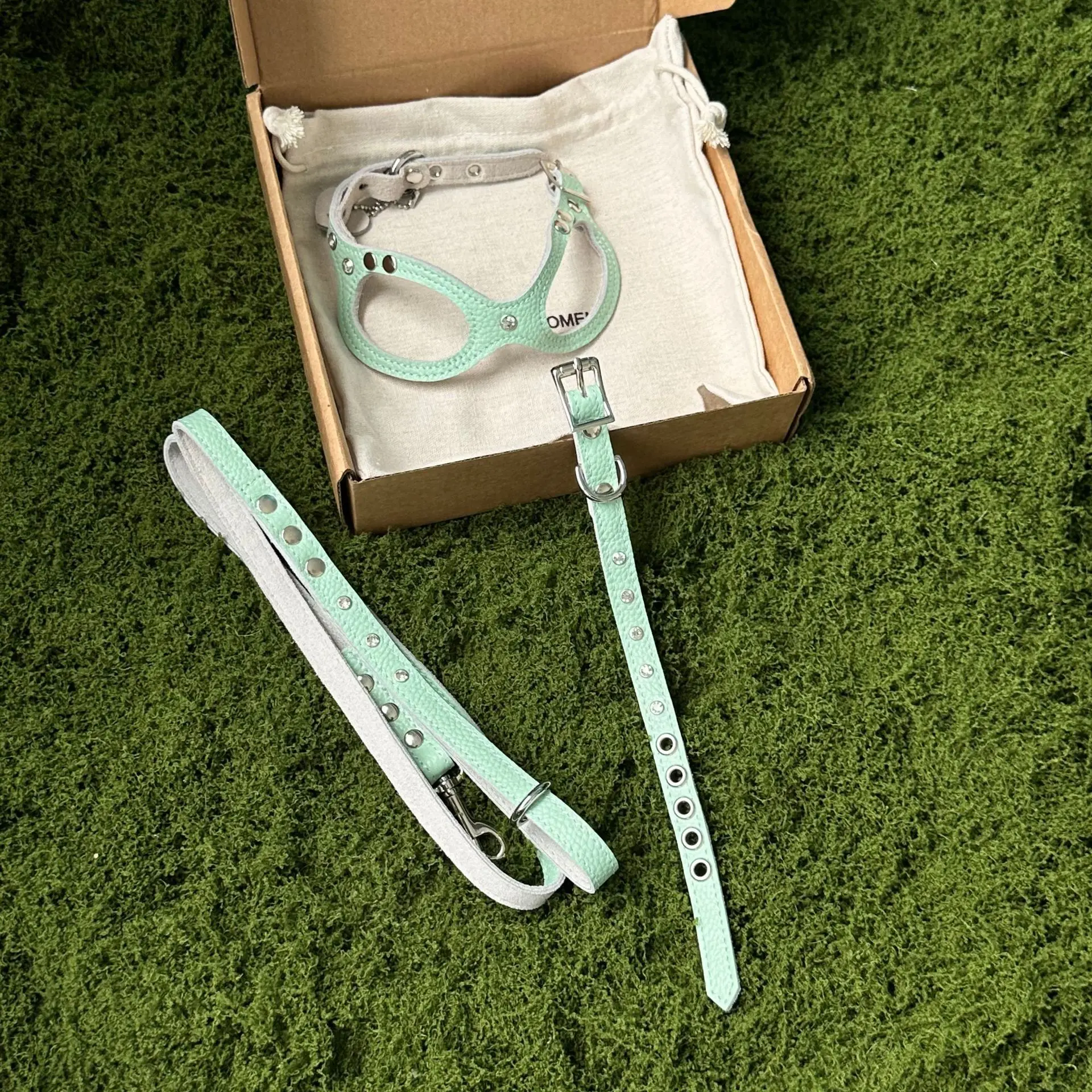 

Soft Cowhide Leather Comfortable Pet Harness Diamond-Encrusted Luxury Design Dog Leash Set