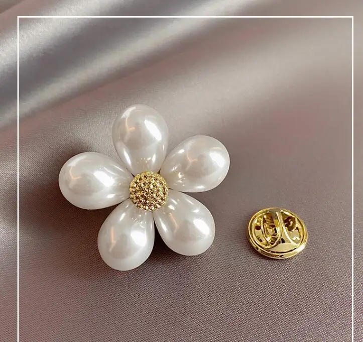 Pearl flower brooch, high-end female artistic style, new style of pin fixing clothes