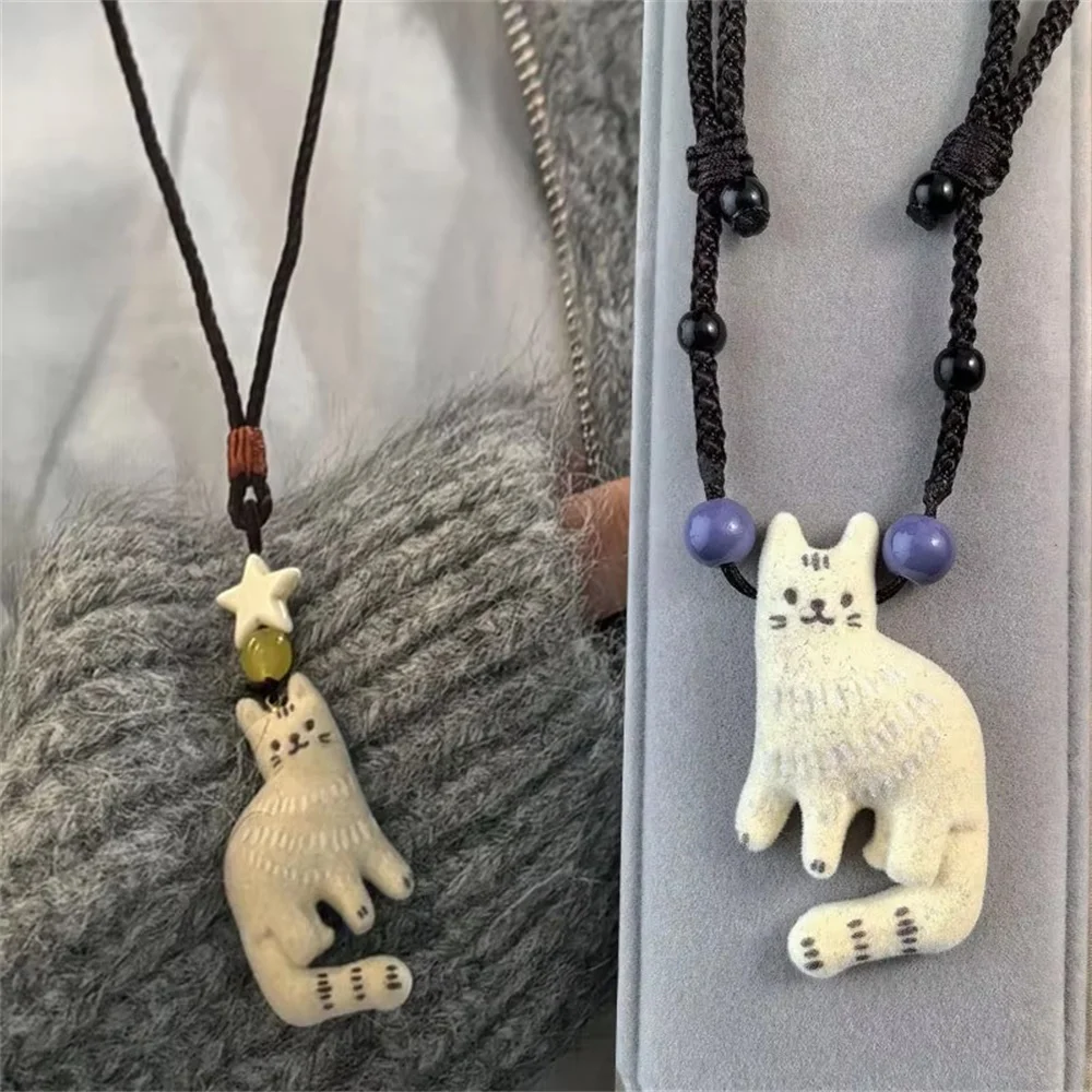Vintage-Kätzchen-Anhänger-Halskette, handgewebtes Seil, Nischendesign, süße Katzenperlen-Pulloverkette, modisches Accessoire für Damen, Geschenk – Detail 7