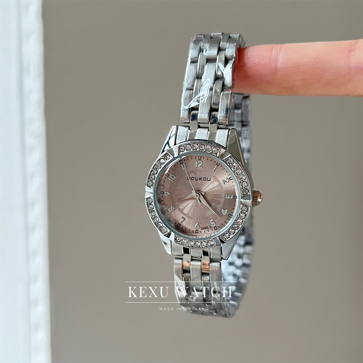 Relógio DOUKOU para mulheres, relógios femininos delicados com mostrador rosa/azul/preto/marrom/branco, relógios femininos elegantes com rosto redondo no atacado