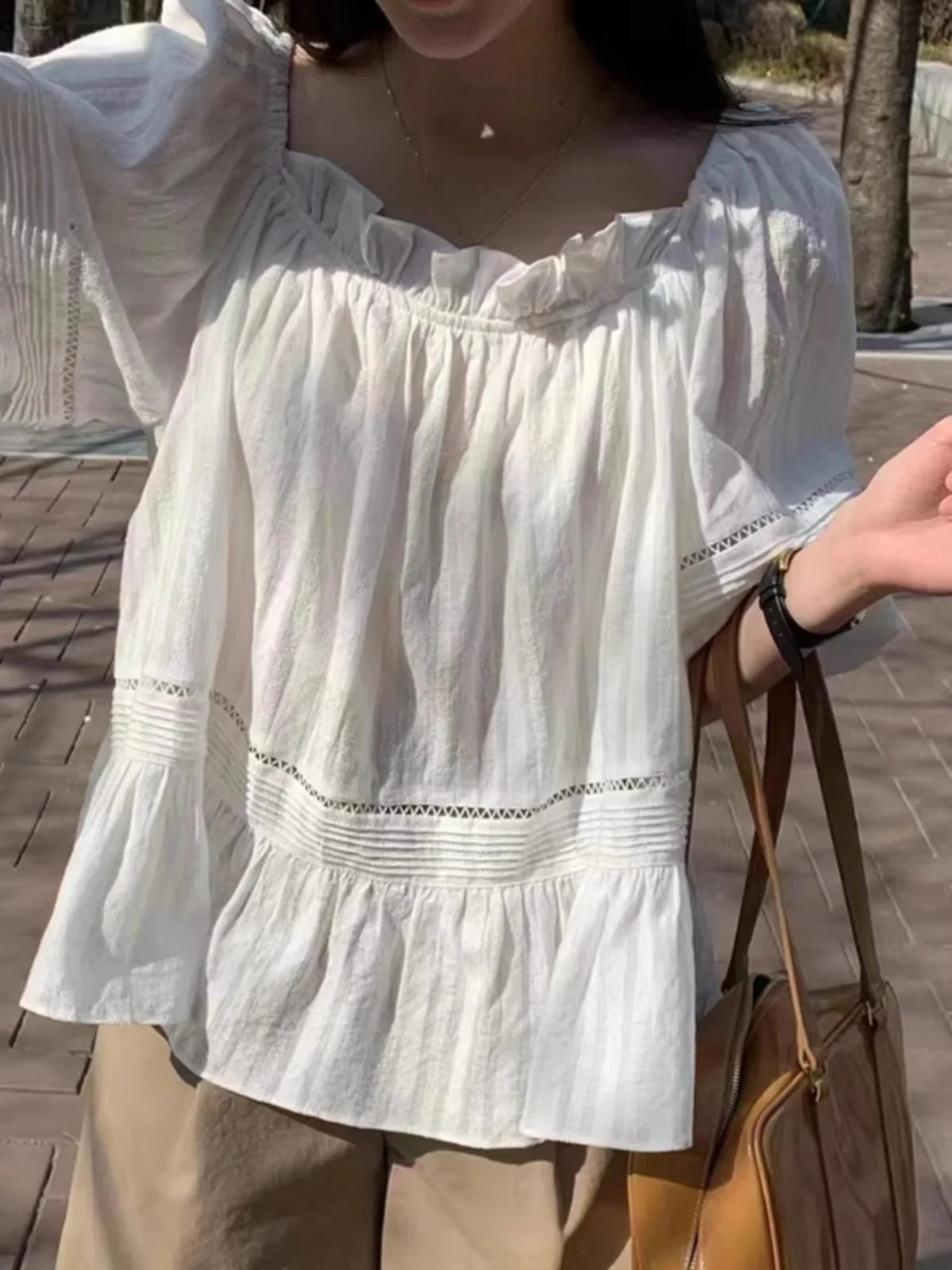 Elegancka bluzka damska w stylu vintage z ażurowym wzorem, bufiaste rękawy, wyszczuplająca, biała, luźna, w stylu koreańskim, z bufiastymi rękawami typu lampion.