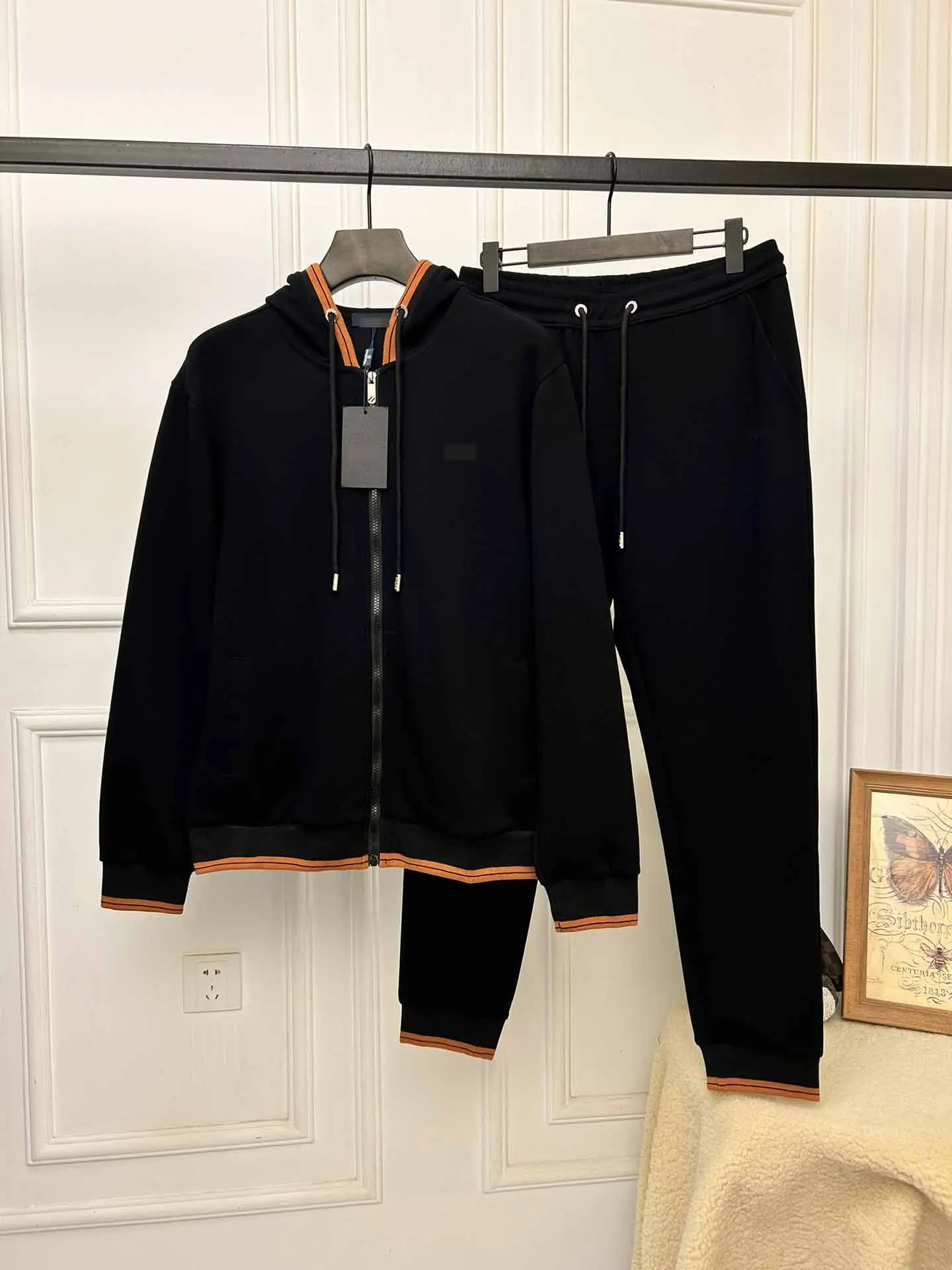 

2024 DIKU New high-quality men's casual suit for autumn and winter! Soft and dry to the touch, the upper body effect is super