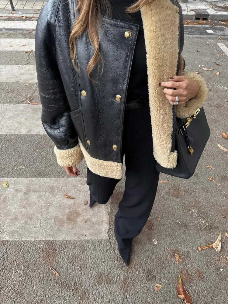 سترة جلدية أنيقة بياقة من الفرو الصناعي للنساء مع طية صدر السترة وأكمام طويلة مزدوجة الصدر سترة قصيرة للسيدات معطف شتوي للتنقل في الشارع