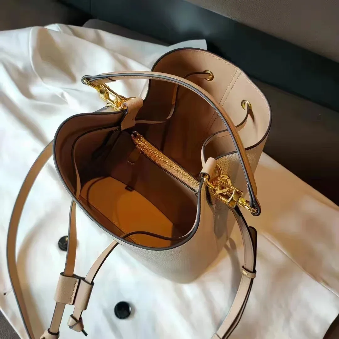 Bolsa de couro genuíno para mulheres, bolsa simples de grande capacidade, na moda, cordão que combina com tudo, bolsa mensageiro, nova