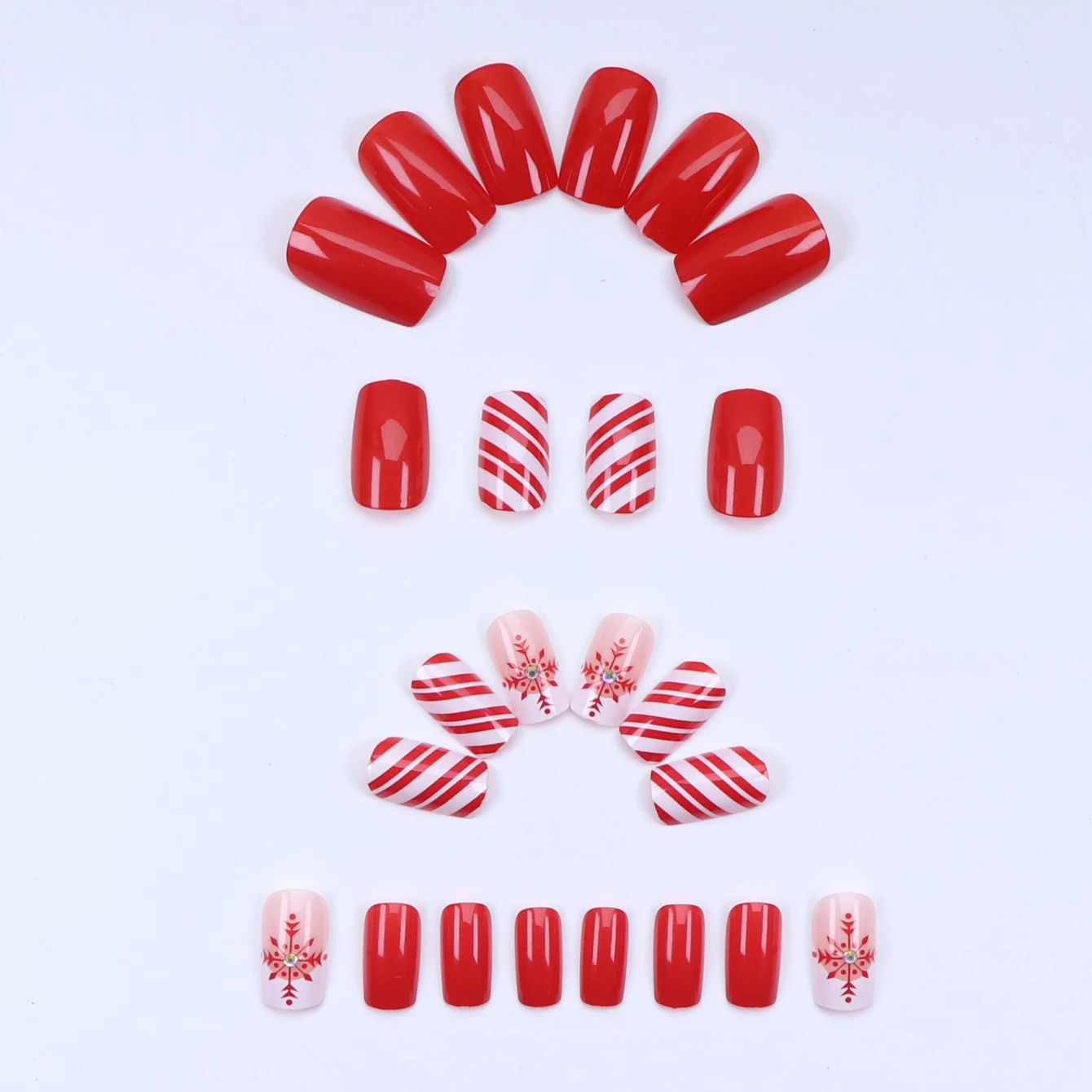 24 قطعة مسمار عيد الميلاد متوسطة الحجم الصحافة مسمار مربع أحمر لامع أظافر وهمية مع تصميم مخطط التغطية الكاملة ندفة الثلج مسمار وهمية
