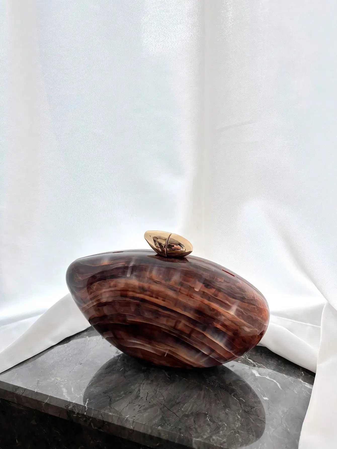 

Коричневый овальный клатч с эффектом мрамора и золотистой застежкой, элегантная вечерняя сумочка для торжественных мероприятий