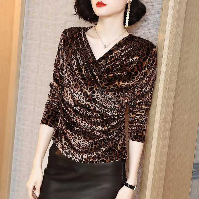 Vintage Printed V-Neck Folds Leopard Shirt Women\'s Clothing 2022 Autumn New Oversized Casual Pullovers All-match Commute Blouse