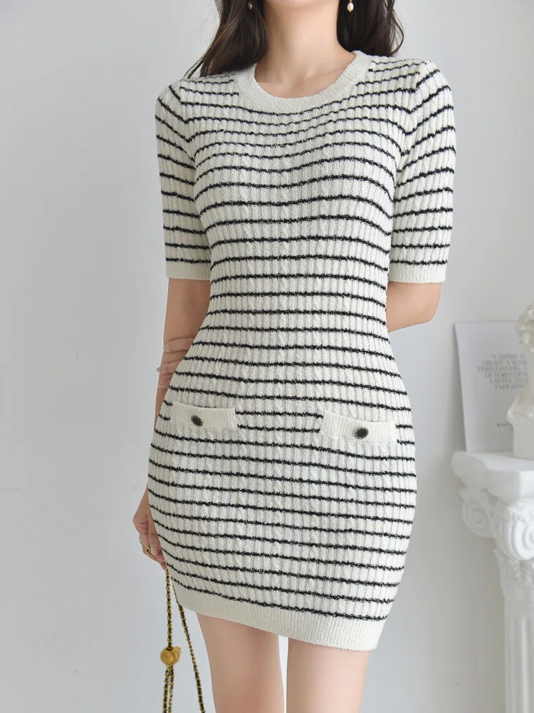 CHUJIE فستان فرنسي قصير مخطط نمط حلو وحار رقبة مستديرة Bodycon شق الورك عناق نادي فستان سهرة SS25