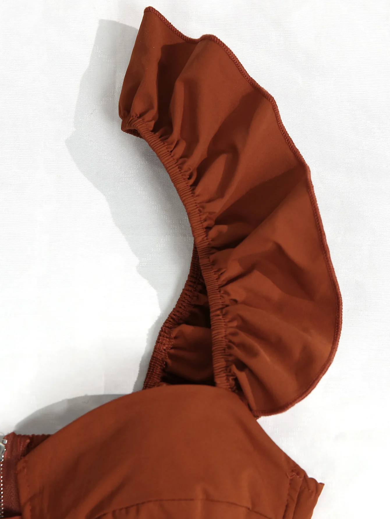 Bruine elegante strapless rokset met ruches, bruine slim-fit jurkset in retrostijl, stijlvolle bruine rokset met ruches aan de zoom