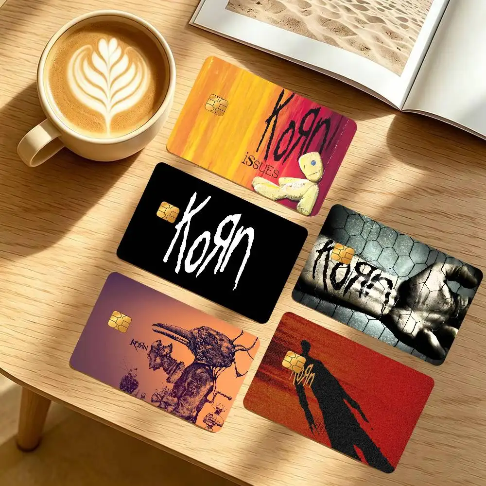 Klassische K-Korn Metal Band Anime Cartoon 1 Set mit 4 Stück Bärenfell-Aufkleber-Folien für große Kredit- und Debitkarten Vorderseite