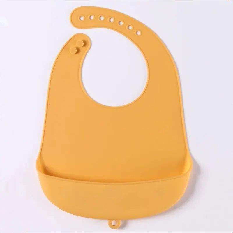 El babero para alimentar al bebé está hecho de silicona y tiene un diseño resistente al agua. Es adecuado para fines de alimentación.