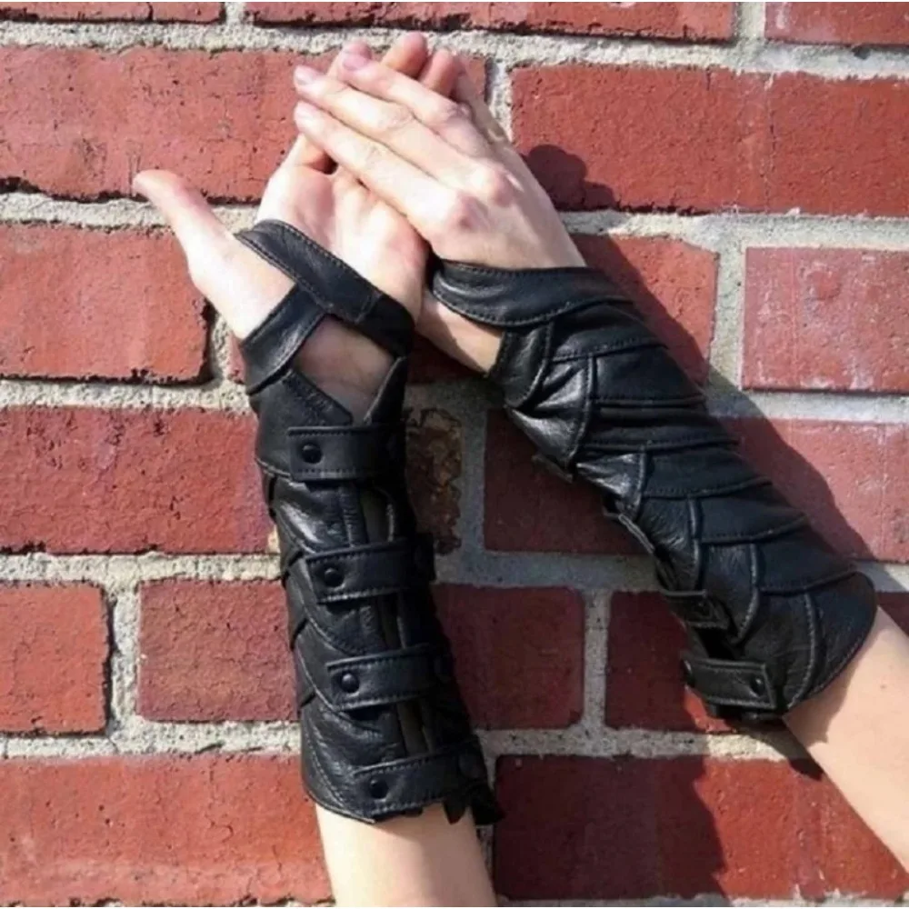 Guanti per armatura in pelle medievale polsini larghi Bracer per uomo Steampunk Warrior Gauntlet Cosplay rinascimentale Knights Templar Wristband