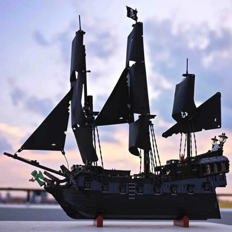 NIEUWE Piraten De Zwarte Parel Schip Bouwstenen Boot Model Caribische Avontuur Monteren Bakstenen Speelgoed Kid Volwassen Kerstcadeau 10365